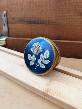 Vintage 50s 60s Stratton gold tone & navy floral enamel vanity powder compact
